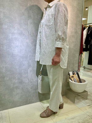 夏　エンブロイダリーブラウスのお出掛けコーデ SCAPA