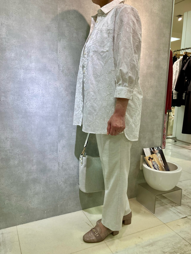 夏　エンブロイダリーブラウスのお出掛けコーデ SCAPA