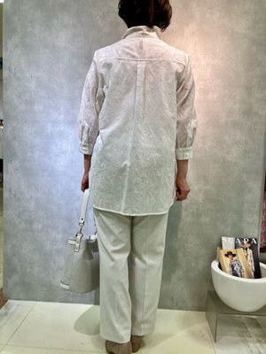 夏　エンブロイダリーブラウスのお出掛けコーデ SCAPA