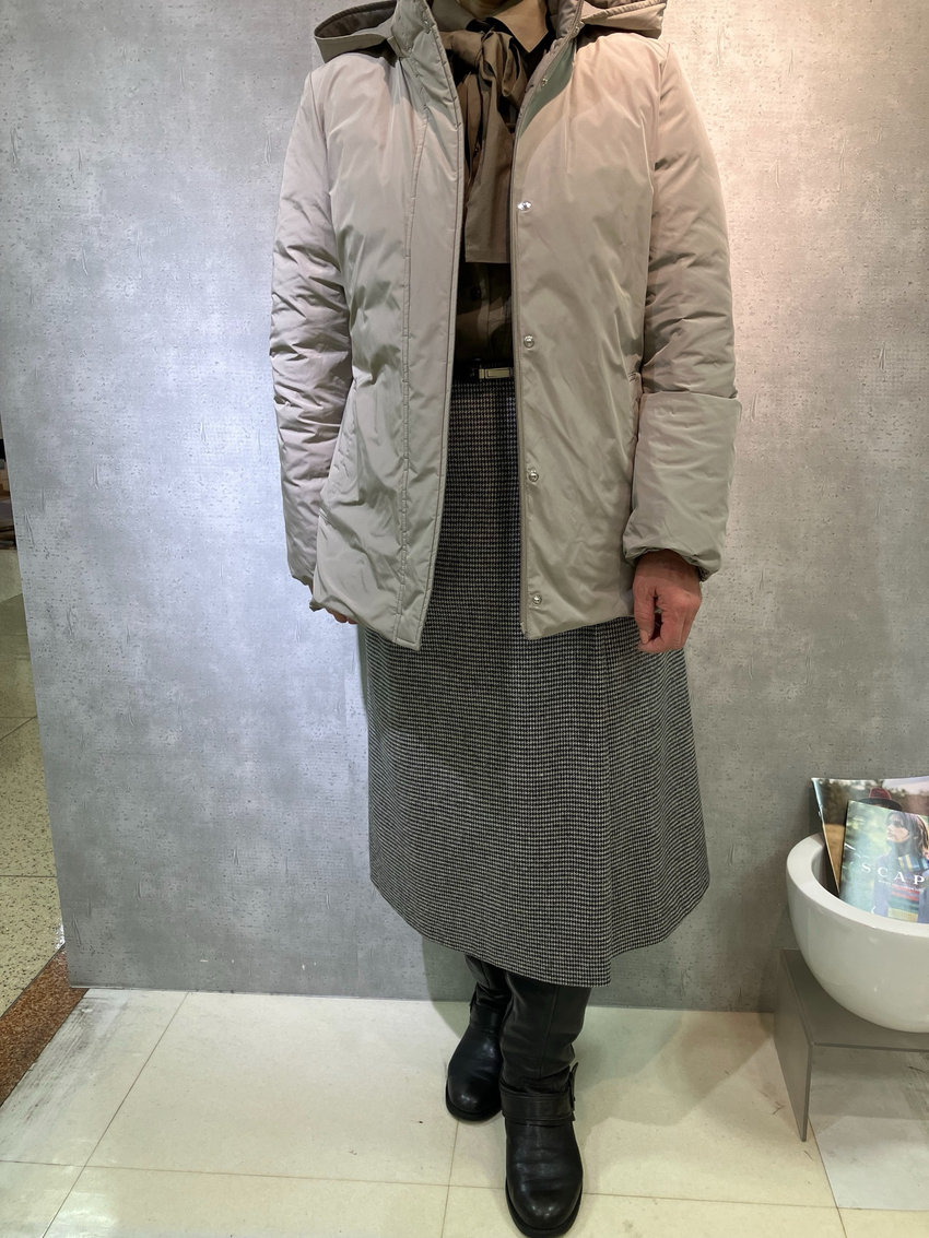 シックなカラーコーデで魅せる、上品ダウンコート。 SCAPA