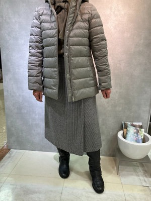 シックなカラーコーデで魅せる、上品ダウンコート。 SCAPA