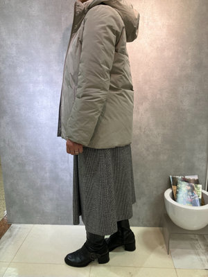 シックなカラーコーデで魅せる、上品ダウンコート。 SCAPA