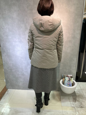 シックなカラーコーデで魅せる、上品ダウンコート。 SCAPA