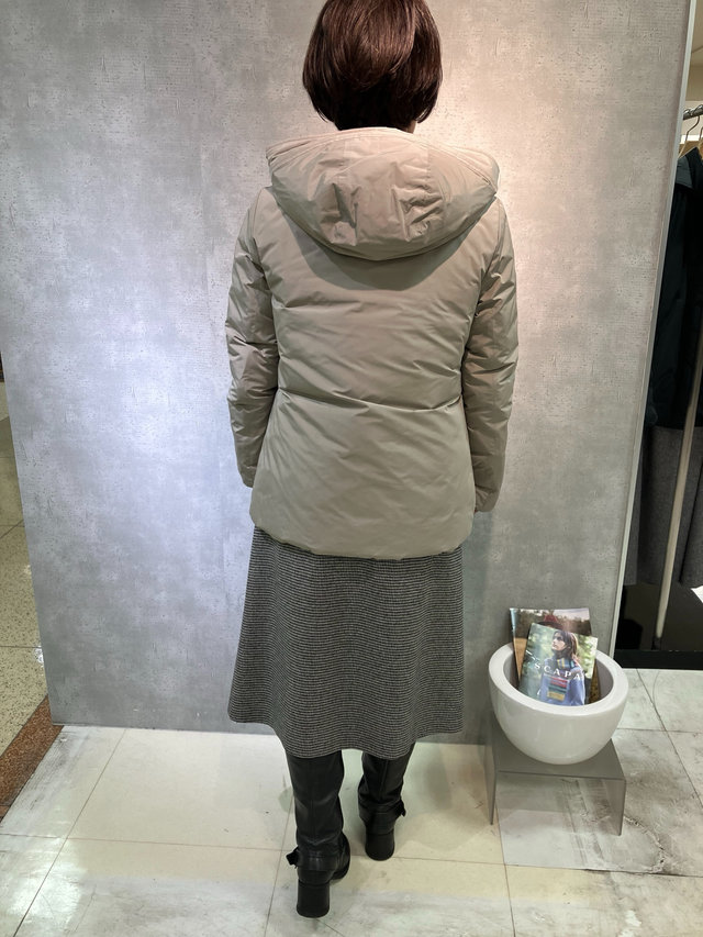 シックなカラーコーデで魅せる、上品ダウンコート。 SCAPA