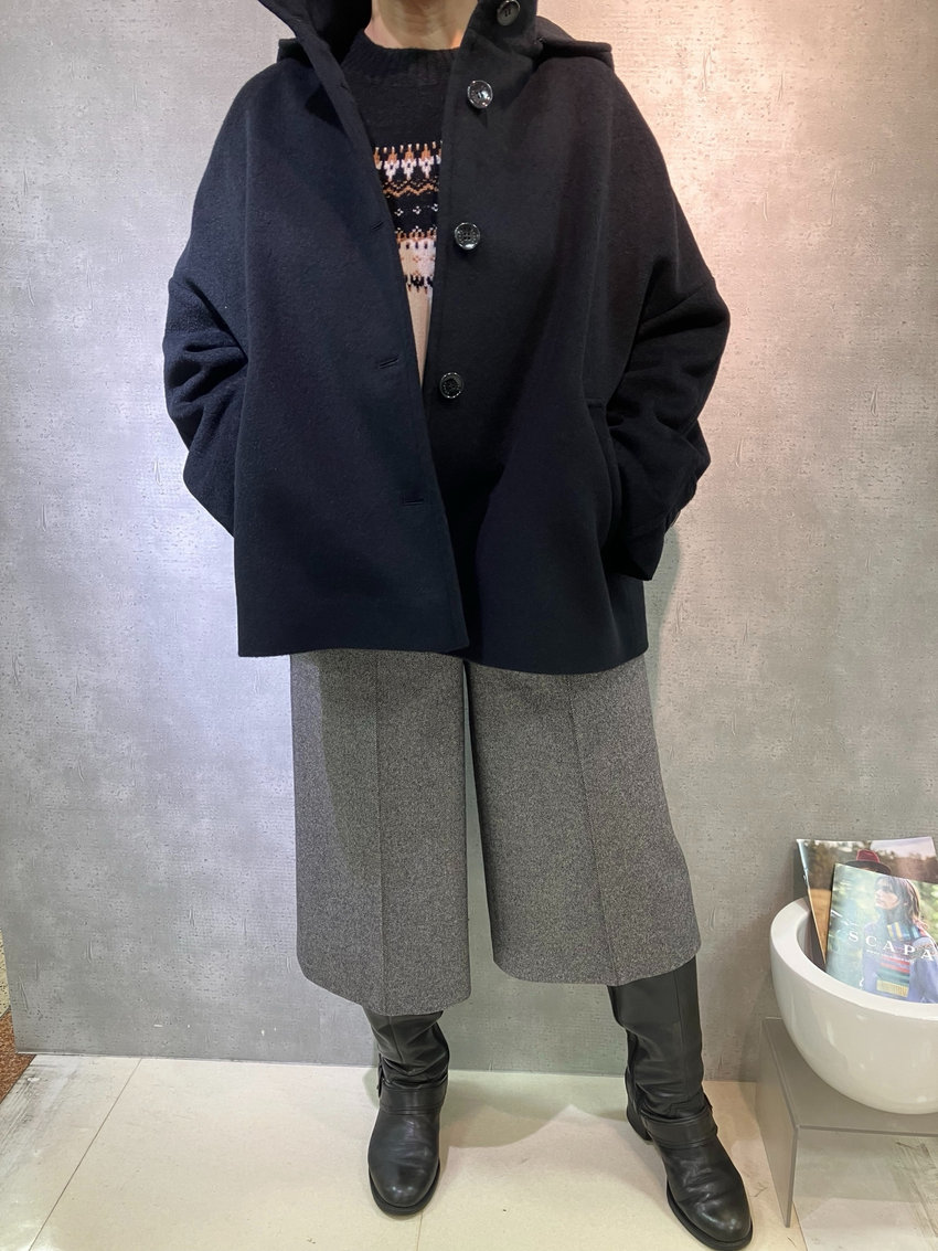 モノトーンで、大人カジュアルコートコーデ SCAPA