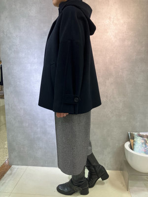 モノトーンで、大人カジュアルコートコーデ SCAPA