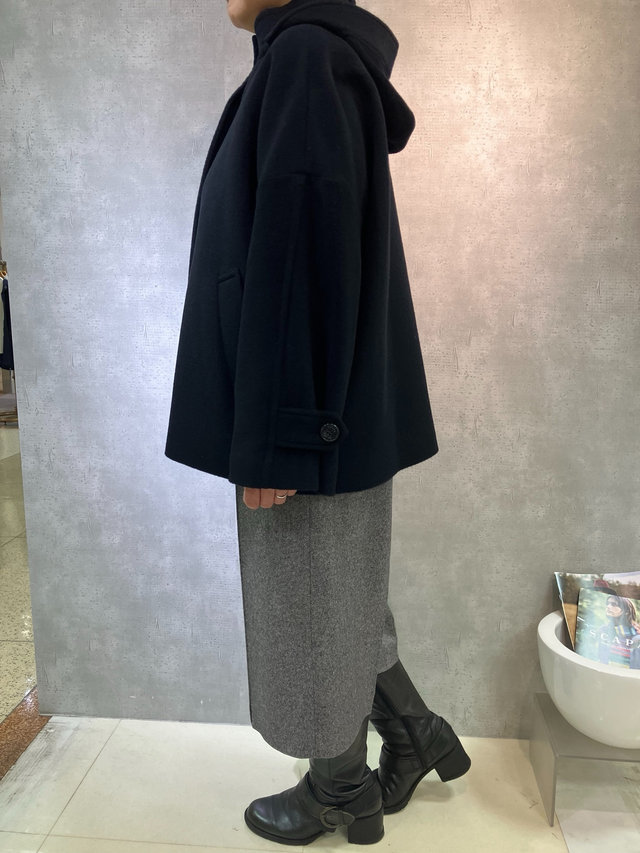 モノトーンで、大人カジュアルコートコーデ SCAPA