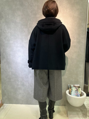 モノトーンで、大人カジュアルコートコーデ SCAPA