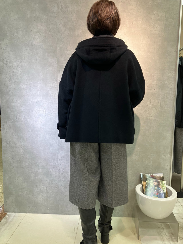 モノトーンで、大人カジュアルコートコーデ SCAPA